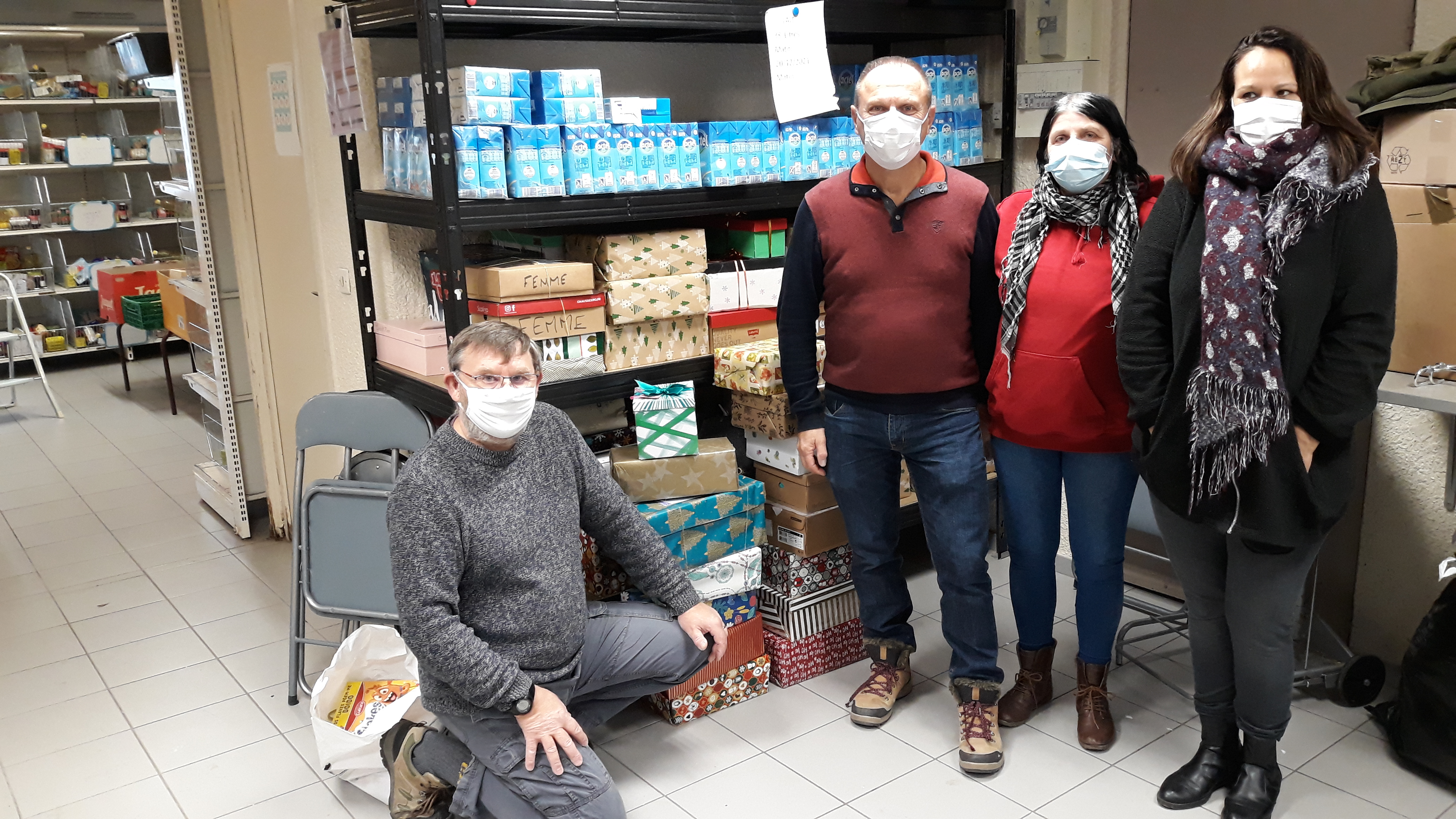 Ci-joint une photo où l'on voit les bénévoles de l'ASJEFS devant l'étagère contenant les boîtes de Noël, mais aussi quelques produits alimentaires.